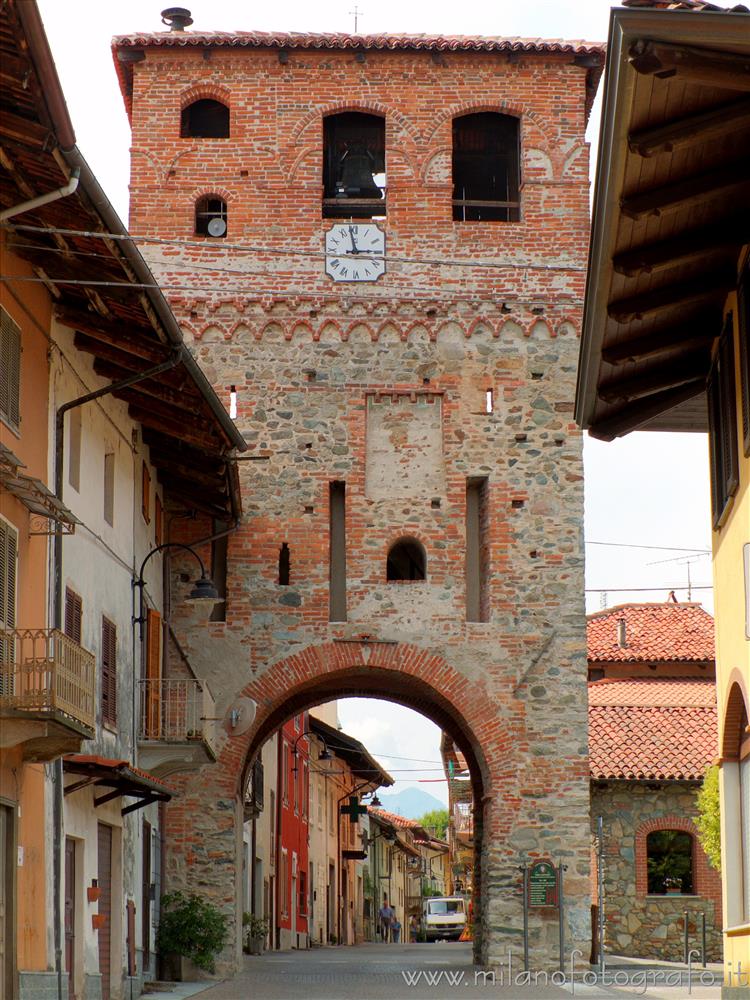 Piverone (Torino) - Antica porta torre di accesso al borgo
